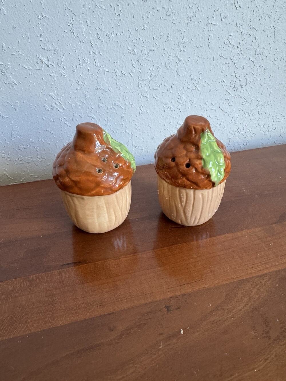FALL DECORATIVE ACORNS Ceramic Salt & Pepper Shaker Set Brown & Green Leaf 3"